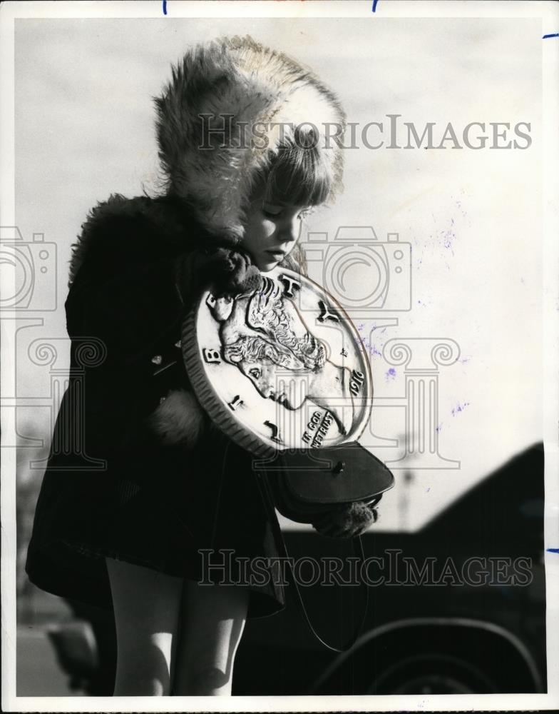 1971 Press Photo Karen Sommerfeld, Oversize Dime Saginaw, Michigan - Historic Images