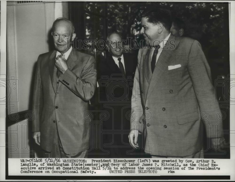 1956 Press Photo Pres. Eisenhower greeted by Gov. Arthur B. Langlie of Wash. - Historic Images