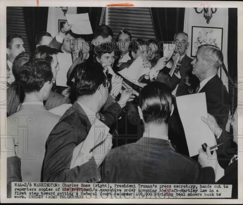 1950 Press Photo Charles Ross,Pres. Truman Sec. hands out Pres, executive order - Historic Images