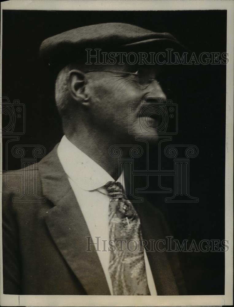 1923 Press Photo CJ Coolidge Cousin of President Waiting at Train Station - Historic Images