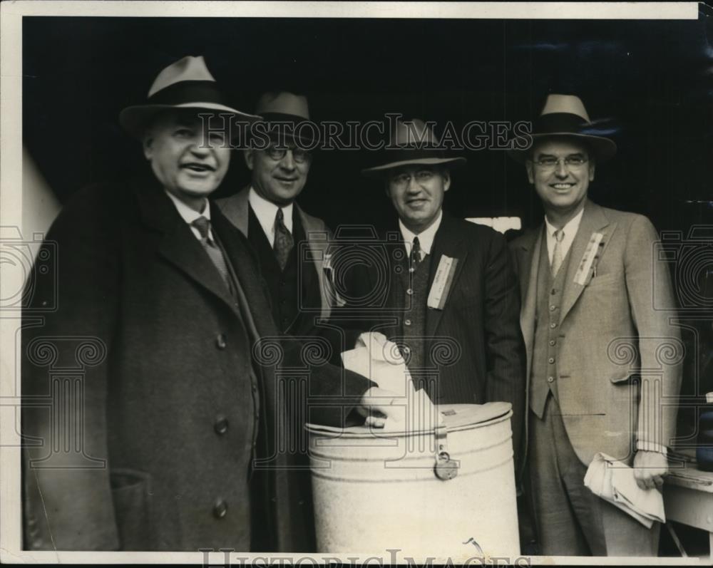 1932 Press Photo Former Governor Len Small & Candidate Casting His Vote in Kanka - Historic Images