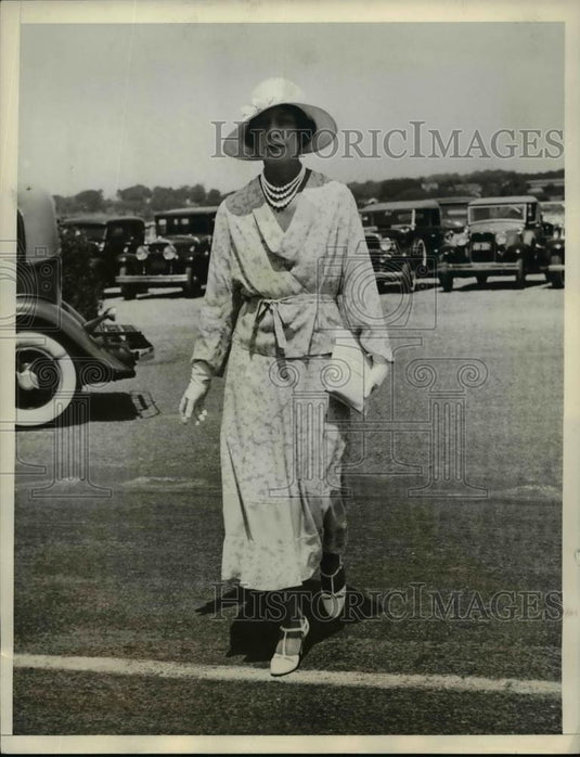 1932 Press Photo Mrs. Giraud Elliot As He Arrived At Bailey's Beach - Historic Images
