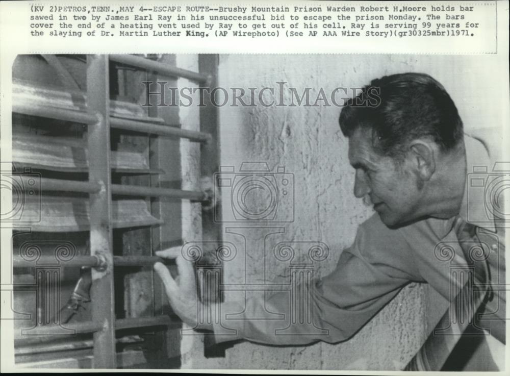 1971 Press Photo Mountian Prison Warden Robert Moore - Historic Images