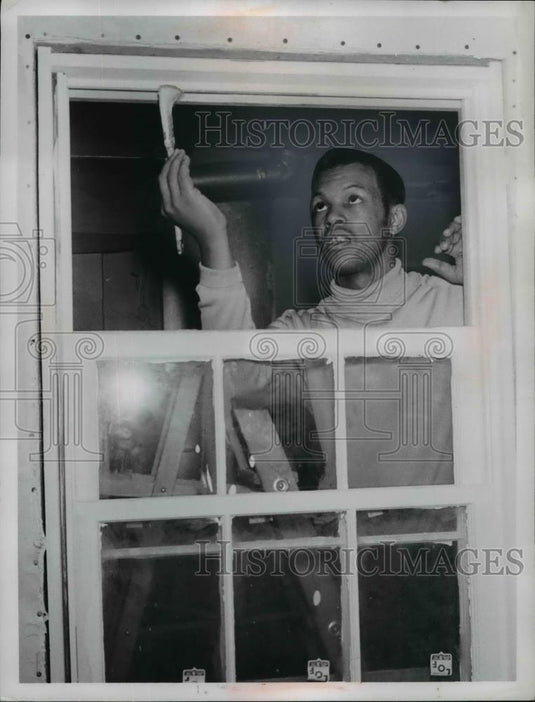 1969 Press Photo Man Douglas Hopper Painting Window Frame - Historic Images