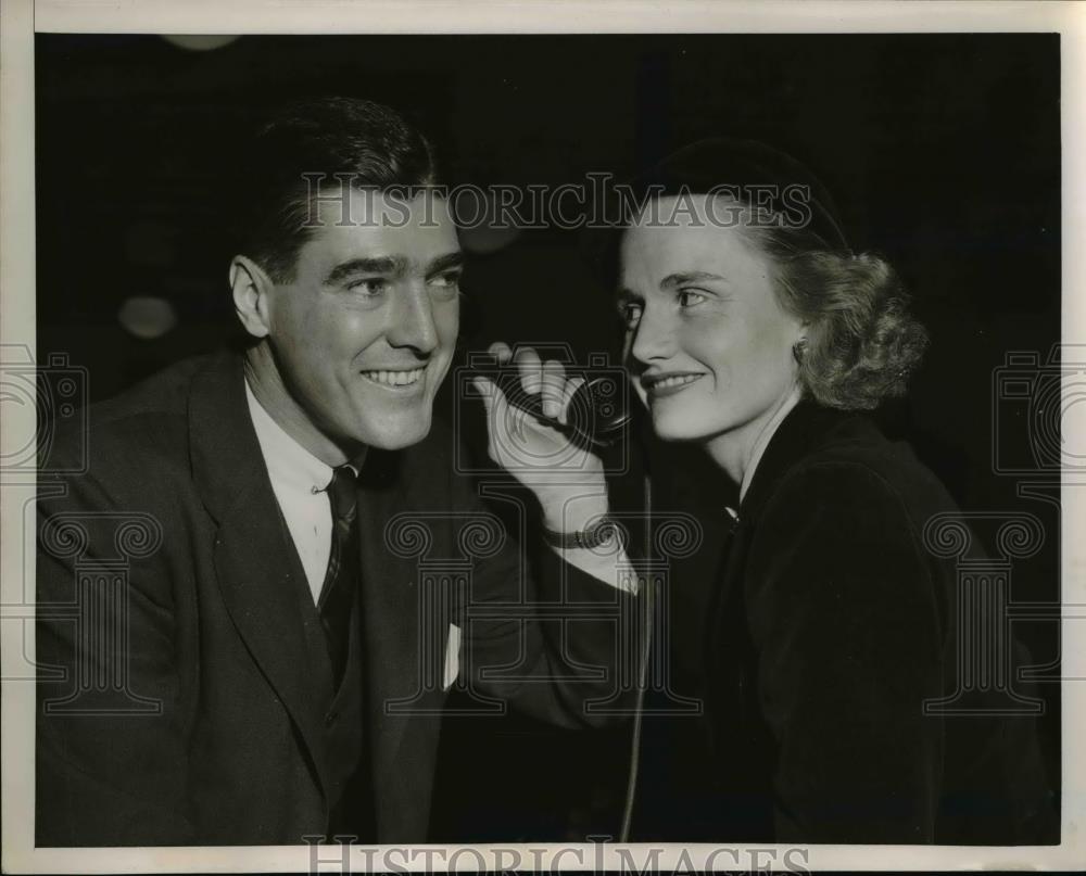 1951 Press Photo St. Louis Missouri Mr And Mrs Claude Bakewell Phoning Children. - Historic Images