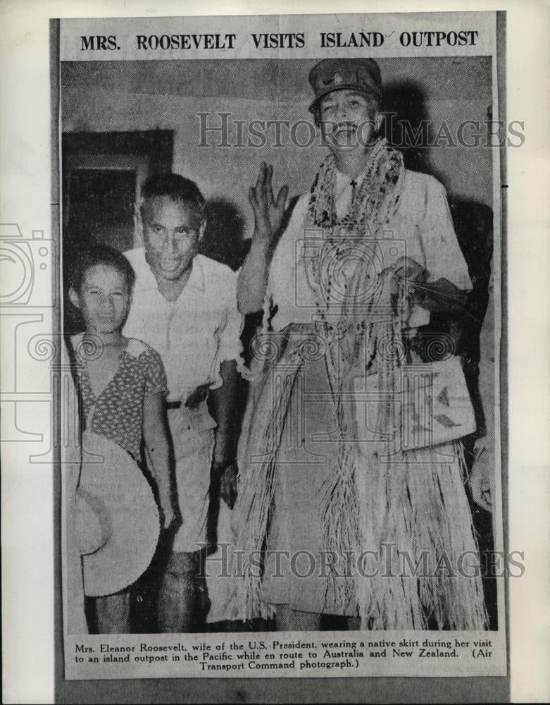 1943 Press Photo Mrs.Eleanor Roosevelt during visit to an Island Outpost. - Historic Images