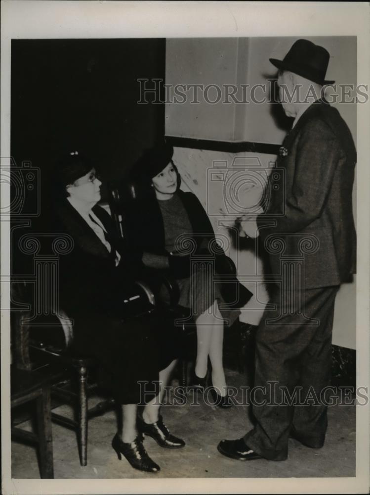 1938 Press Photo Bekin Ill-Witnesses Mrs. Ethel Drury, Mrs Catherine Crabb - Historic Images