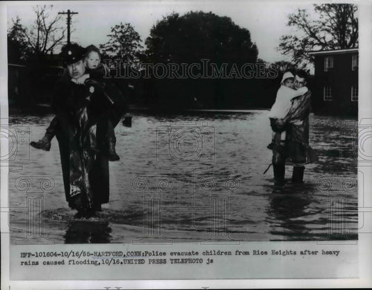 1955 Press Photo Police evacuate children from Rice Heighs after heavy rains. - Historic Images