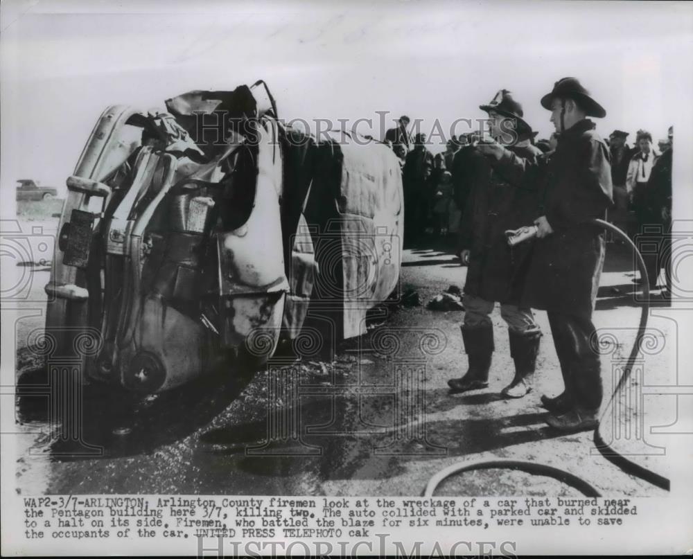 1954 Press Photo Arlington County Firemen Wreckage of car killing two - Historic Images