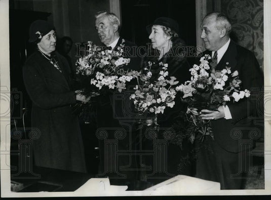 1936 Press Photo 3 Members Of Congress Receive Flowers From Deputation - Historic Images