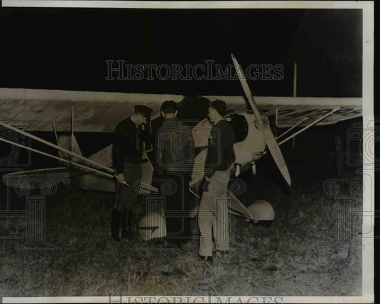 1939 Press Photo State Trooper Inspecting Plane of Ernest Plethe Killed Instruct - Historic Images