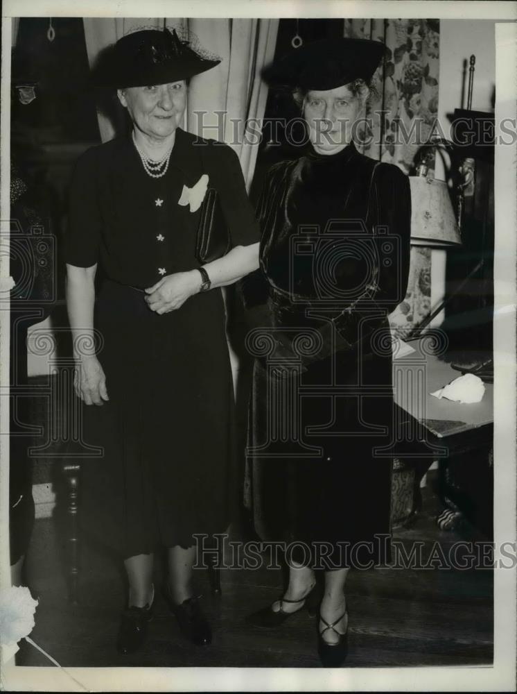 1939 Press Photo Mrs, John Nance Garner And Mrs. William Hubbard At Tea Party - Historic Images