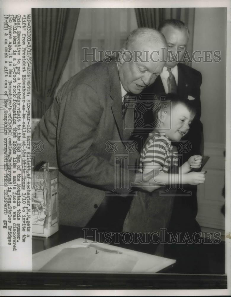 1955 Press Photo President Eisenhower &amp; Barry Elliott at the White House - Historic Images