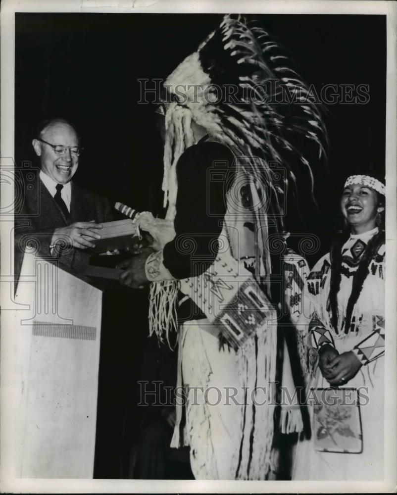 1952 Press Photo Senator Robert A. Taft , Chief Gilbert Conner, Daughter Leah - Historic Images