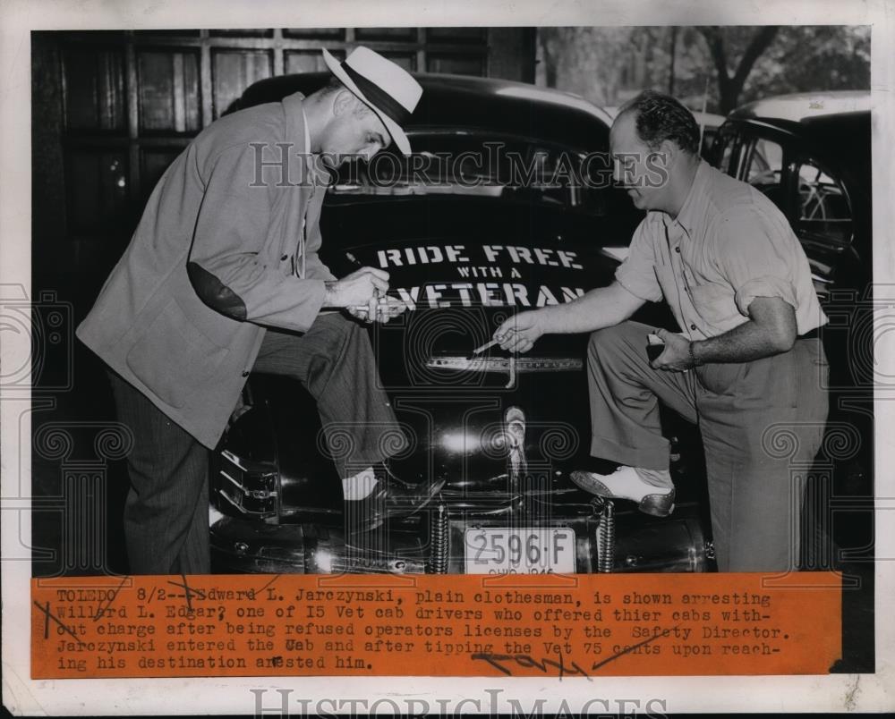 1946 Press Photo Edward Jarezynski Arresting Willard Edgar in Toledo - Historic Images