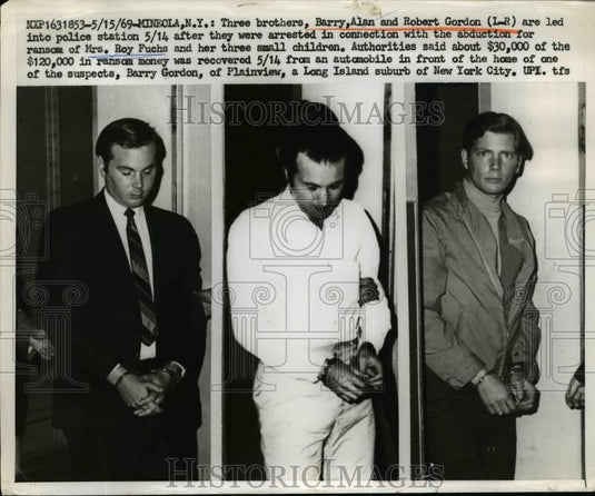 1969 Press Photo Brothers Barry, Alan and Robert Gordon arrested with Abduction - Historic Images