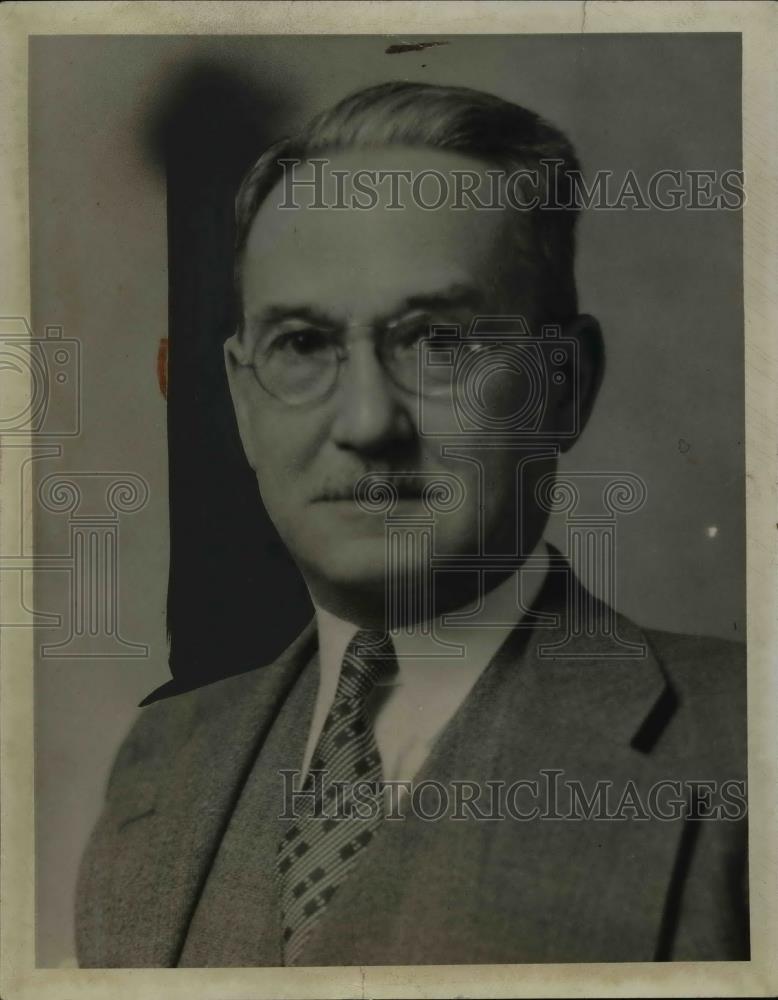 1942 Press Photo Mr Carl F Shuler in a business suit - Historic Images