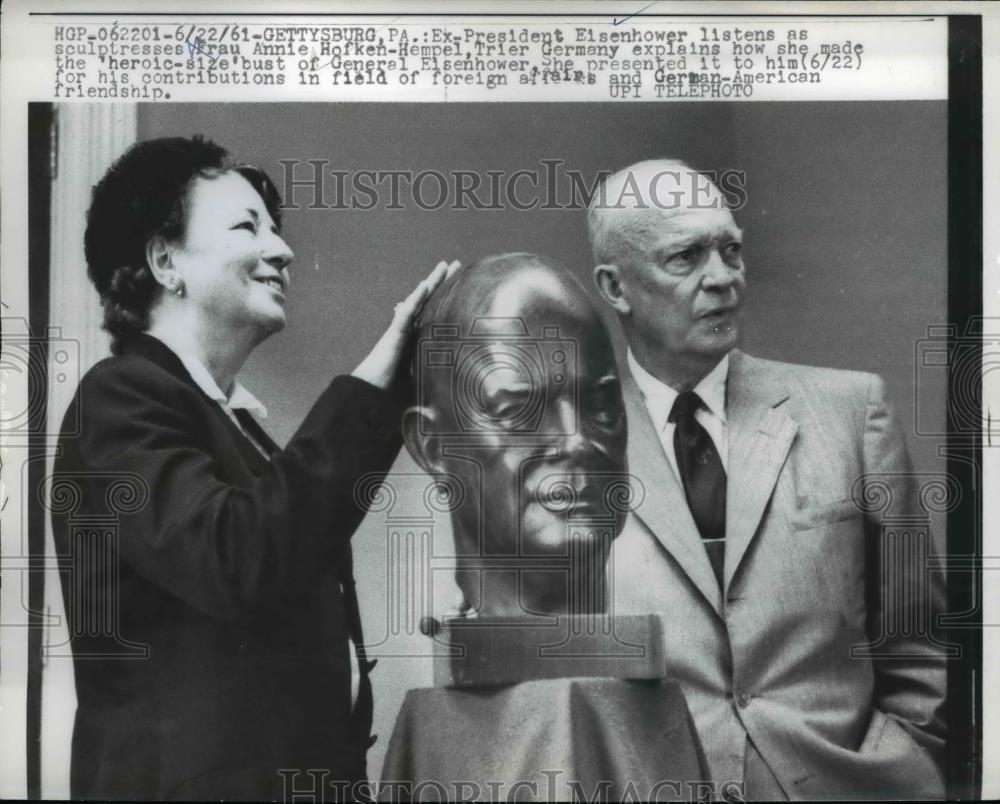 1961 Press Photo Pres.Eisenhower and Sculptresses Annie Hofken-Hempel. - Historic Images