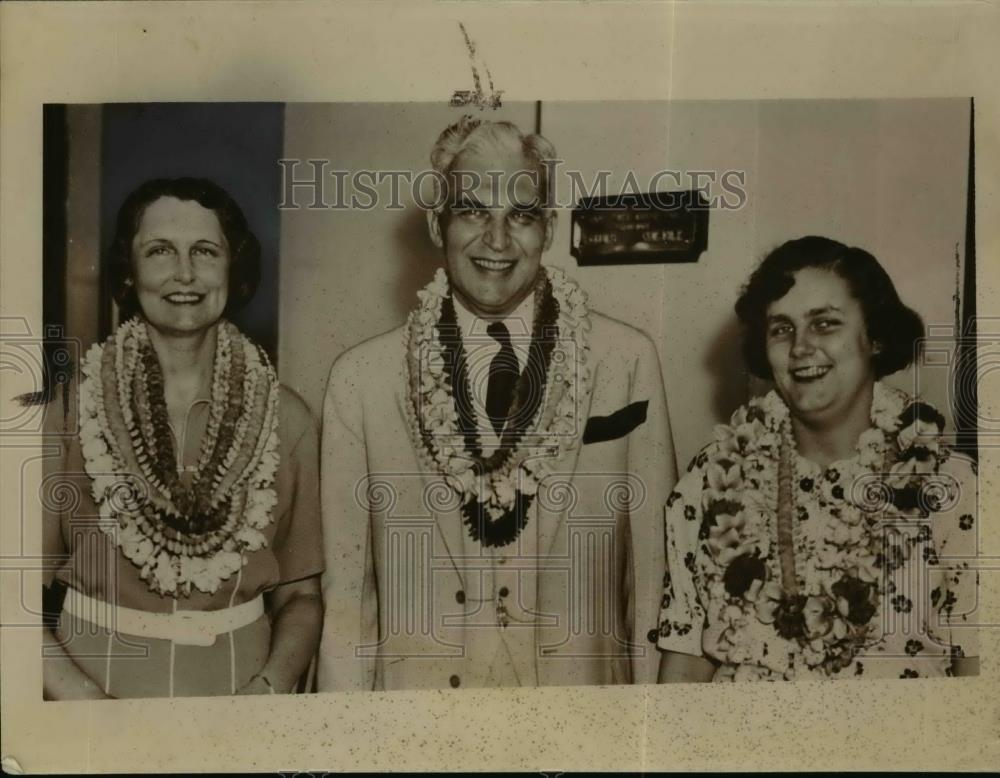 1937 Press Photo Gov.Paul McNutt of Indiana with wife and daughter at Honolulu. - Historic Images