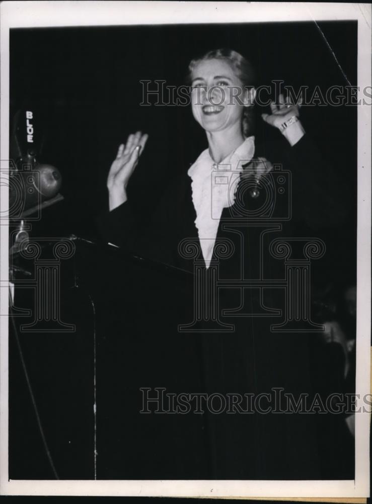 1944 Press Photo Clare Boothe Luce Waves To The Crowd - Historic Images