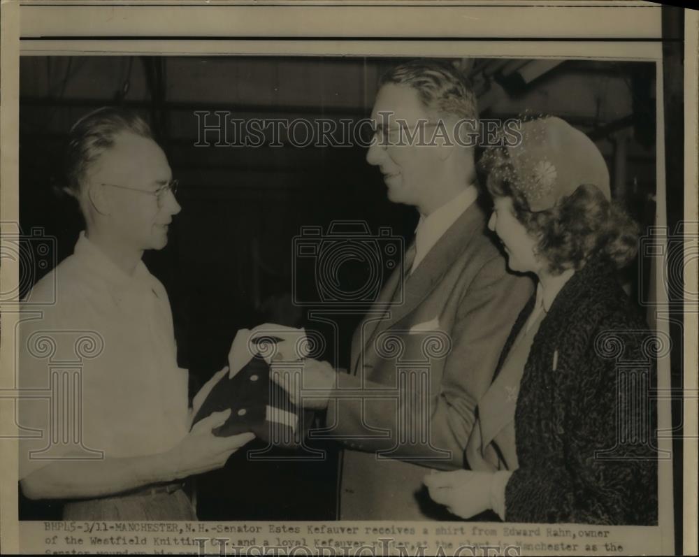 1952 Press Photo Machester: Estes Kefauver receiving shirt from Edward Hahn - Historic Images