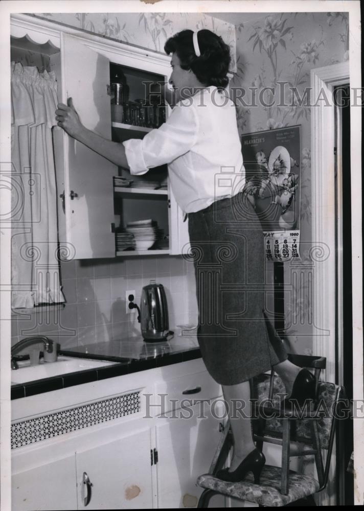 Press Photo Mrs Geraldine Paterson Hazards Around The House - Historic Images