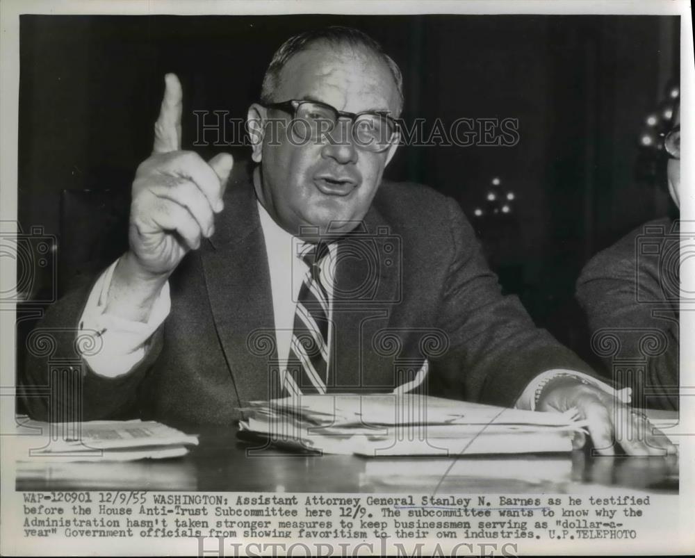 1955 Press Photo Assistant Attorney Gen. Stanley N. Barnes Testfied House Anti- - Historic Images