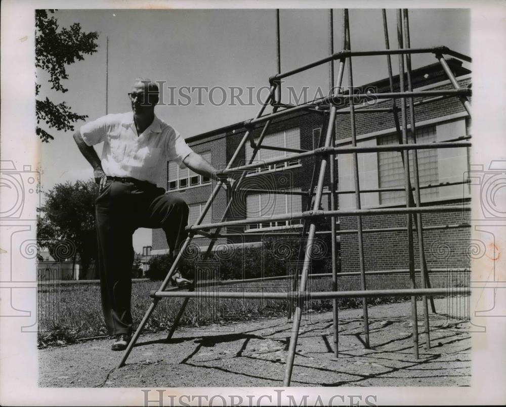 1955 Press Photo Supt. Harvey A.Scheetz of the Mayfield District school - Historic Images