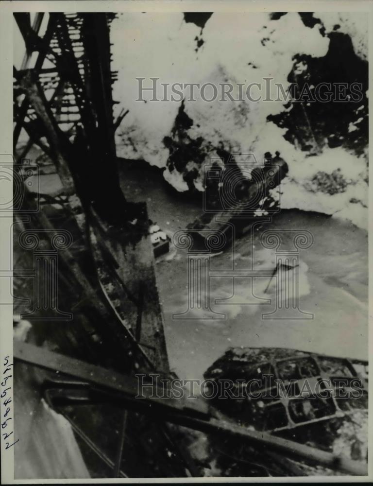 1940 Press Photo Tokyo-Locomotive rest in bed of rushing river after avalanche. - Historic Images