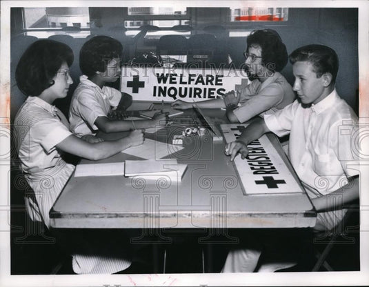 1961 Press Photo Marti Pertzmeyer Carol Hawley Empire Jr High L Satz S Tokar - Historic Images