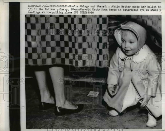 1960 Press Photo Kathy Swan Age 18 Months at Polling Place Mother Votes - Historic Images