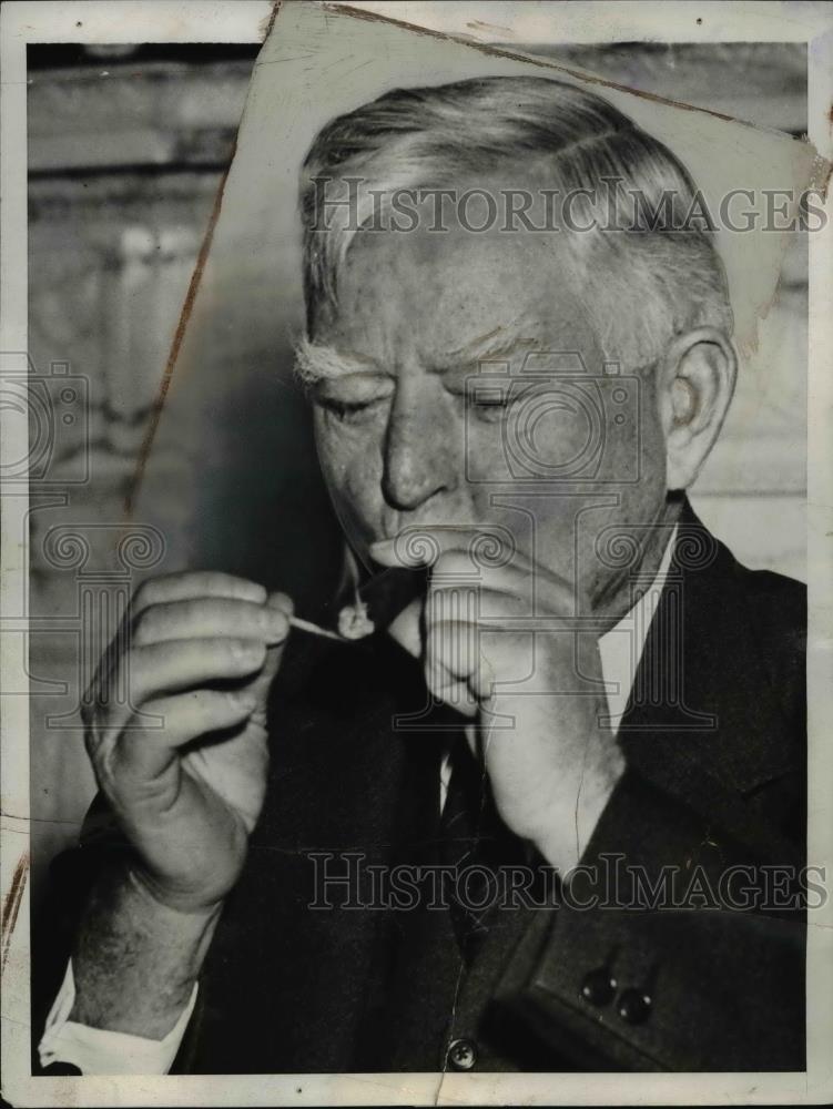 1937 Press Photo Vice Pres. John Garner light his cigar at his 69th birthday. - Historic Images