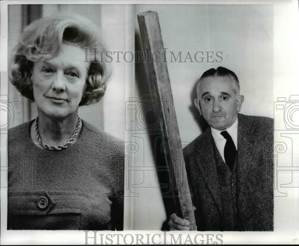 1966 Press Photo Two passers-by try to stop jewel robbers in London, England - Historic Images