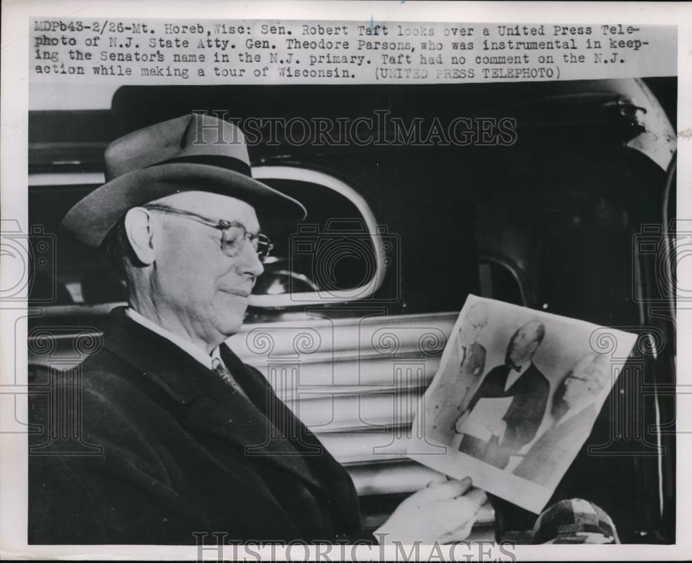 1952 Press Photo Robert Taft Views Photo Of Theodore Parsons - Historic Images