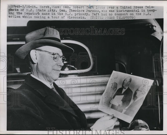 1952 Press Photo Robert Taft Views Photo Of Theodore Parsons - Historic Images