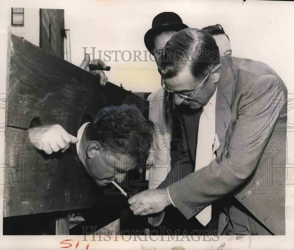 1955 Press Photo Mayor Wise offers Governor Lausche a cigaret in the stockade - Historic Images