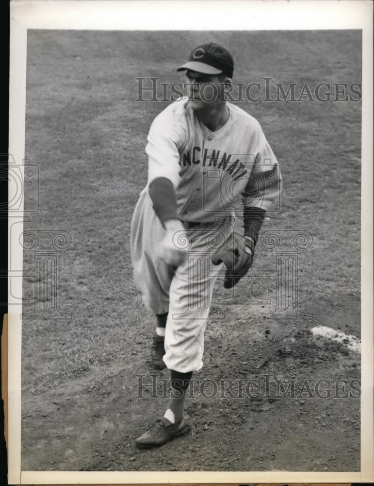 1942 Press Photo Ray Starr Cinncinati Reds pitcher at Boston Massachussets - Historic Images