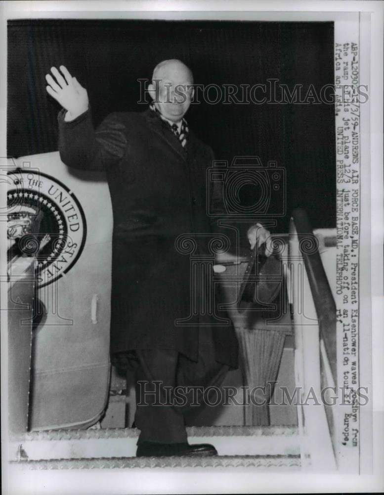 1959 Press Photo Pres. Eisenhower waved from the crowd at his Jet Plane. - Historic Images