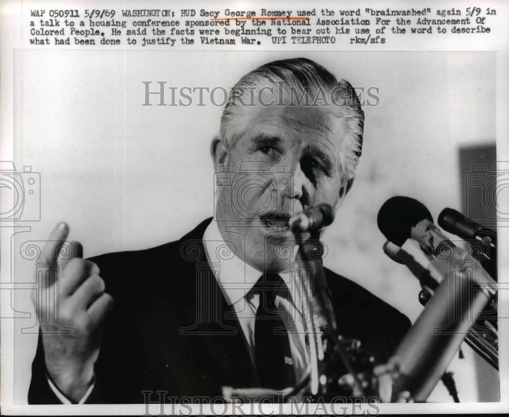 1969 Press Photo Sec. George Romney during a housing conference in Washington. - Historic Images