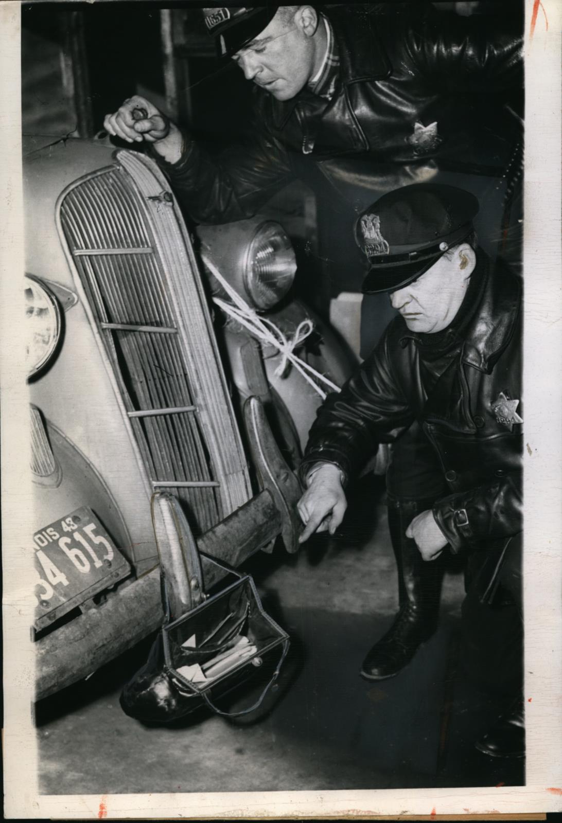 1943 Press Photo Hit and Run drivers caught with bumper purse evidence - Historic Images