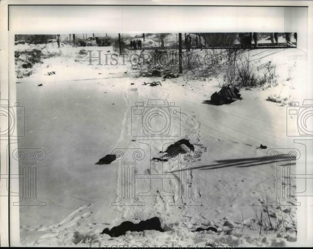 1960 Press Photo bodies of two victims and the wrecked car after being hit by a - Historic Images