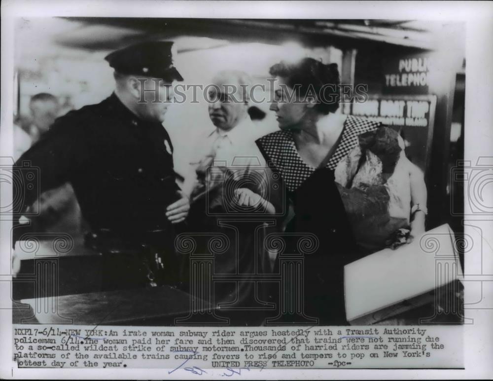 1956 Press Photo Irate women subway rider argue with a Transit Authority Police. - Historic Images