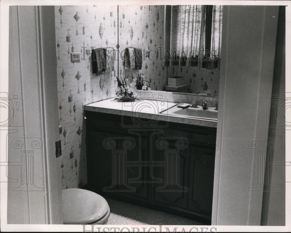 1962 Press Photo Richard W Ferry home&#39;s bathroom in Lakewood Ohio - Historic Images