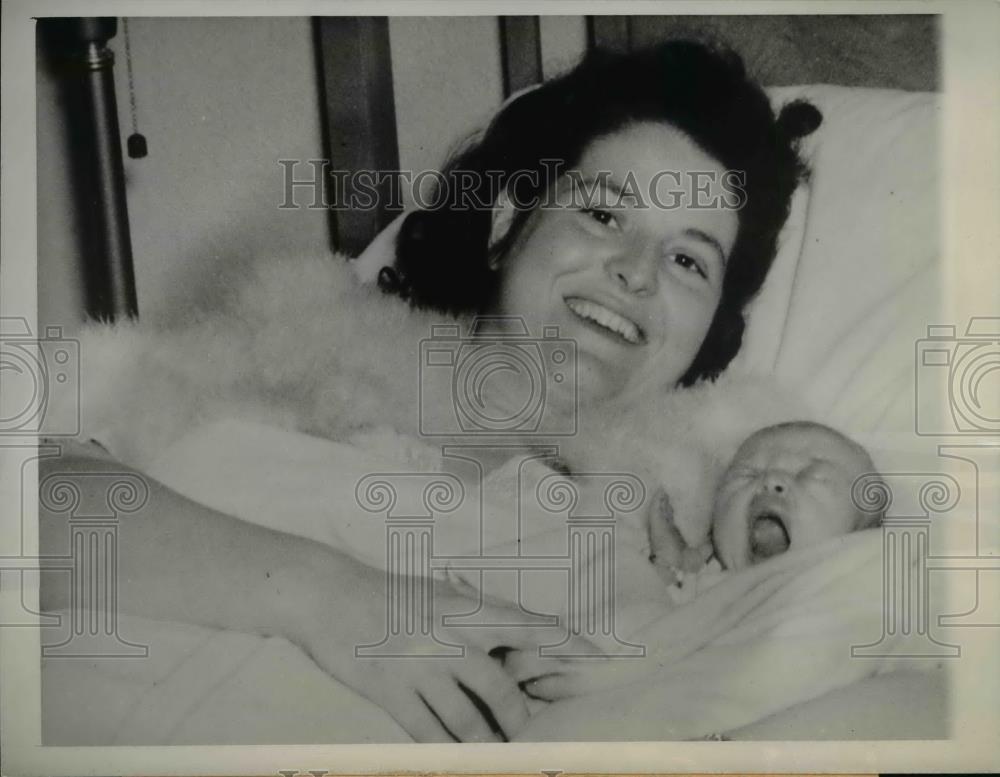 1944 Press Photo Lt. Henry Phillips, Baby Frances, Mrs. Frances Phillips - Historic Images