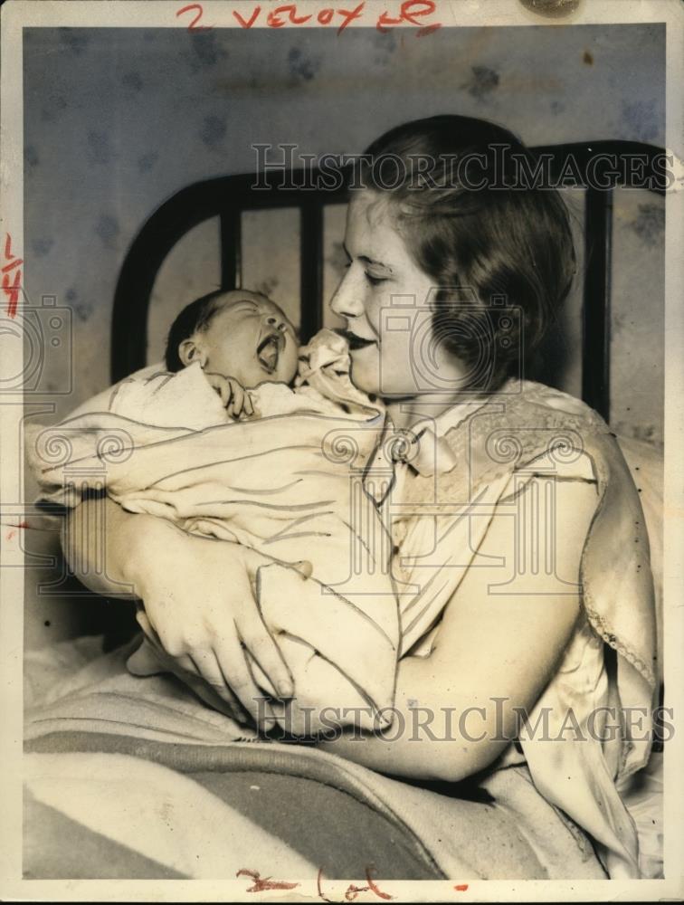 1936 Press Photo Chicago Ill Mrs C C Featherly and her 11 day old son. - Historic Images