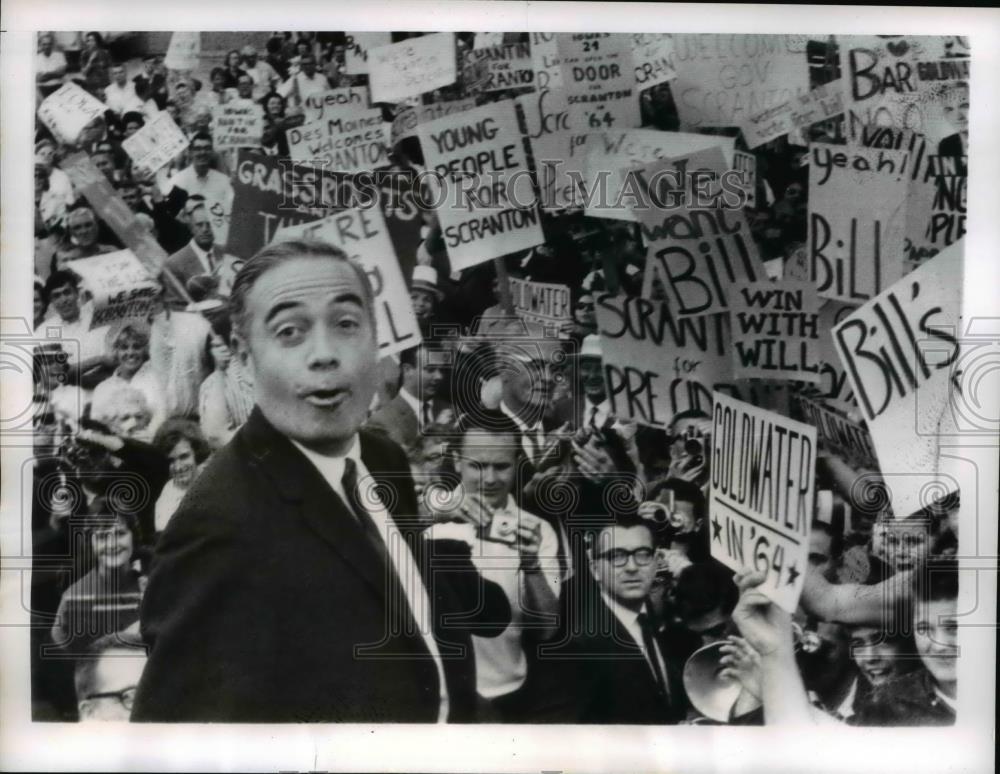 1964 Press Photo Des Moines Iowa-A surprised Gov William Scranton at airport. - Historic Images