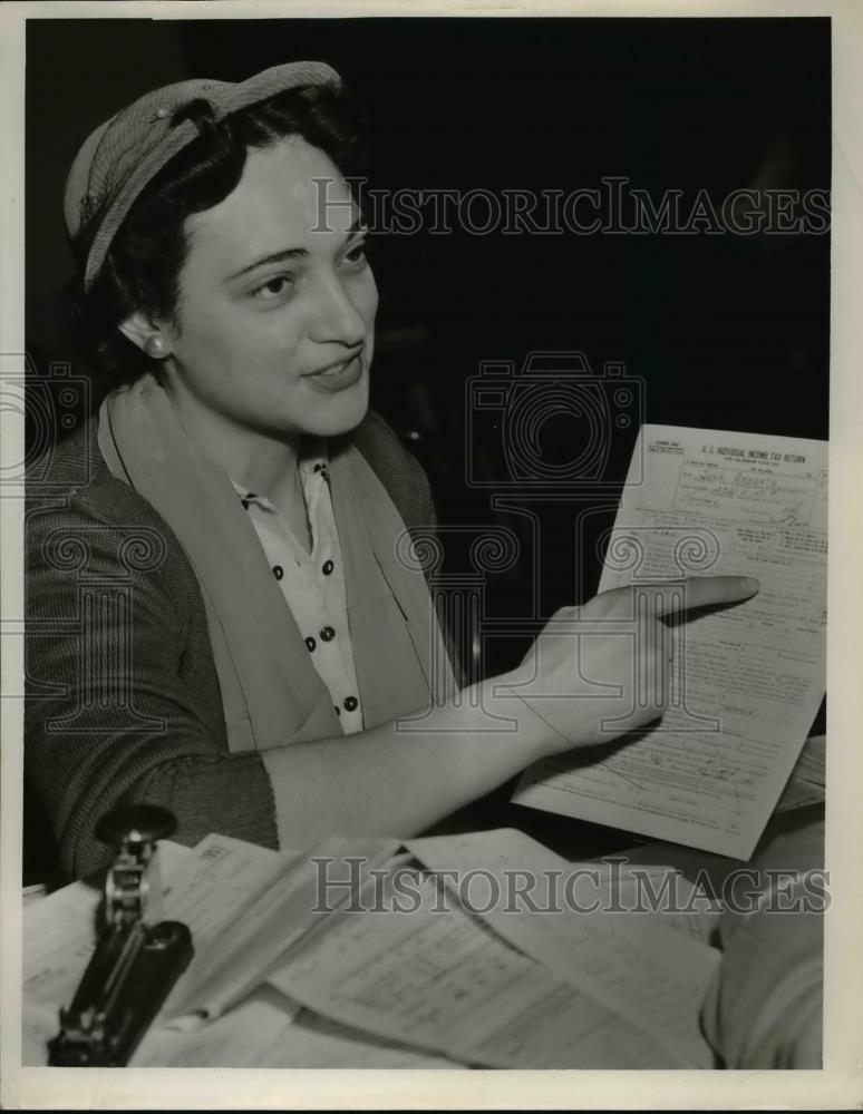 1953 Press Photo Miss Sandra Argento doing Income Tax - Historic Images