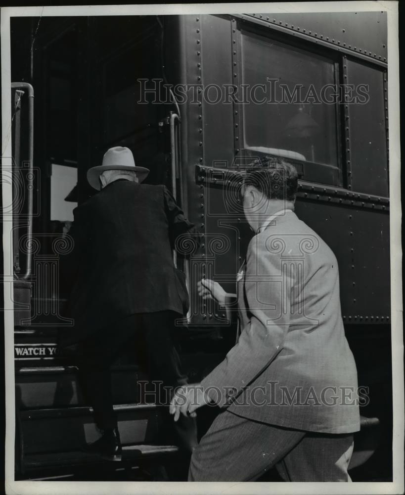 1942 Press Photo Vice Pres.John N.Garner up the steps on the Presidental Special - Historic Images