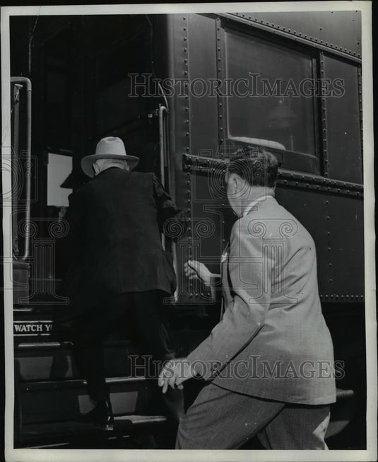 1942 Press Photo Vice Pres.John N.Garner up the steps on the Presidental Special - Historic Images