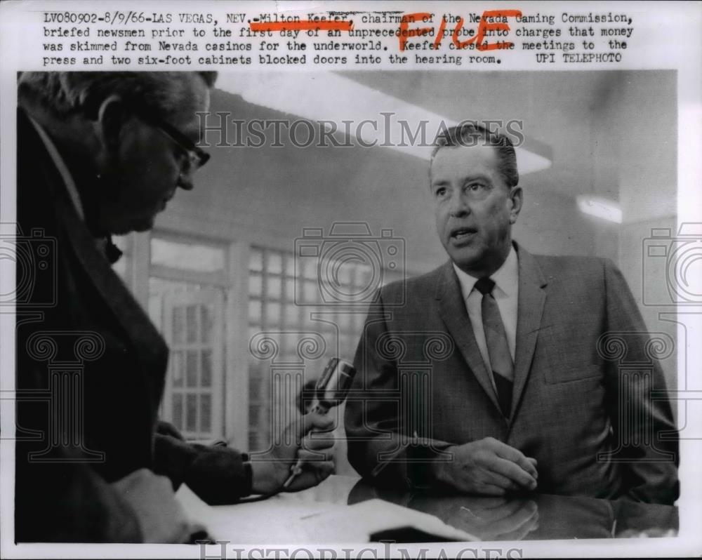 1966 Press Photo Las Vegas, NV: Milton Kesley, speaking with Newsmen - Historic Images